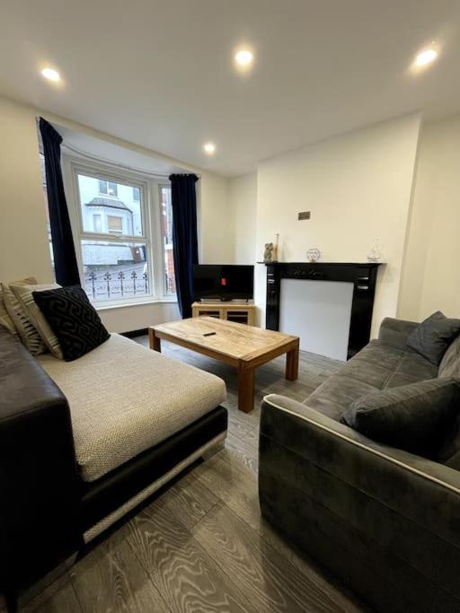 Central Area Terraced House With Private Hot Tub Lincoln Exterior photo